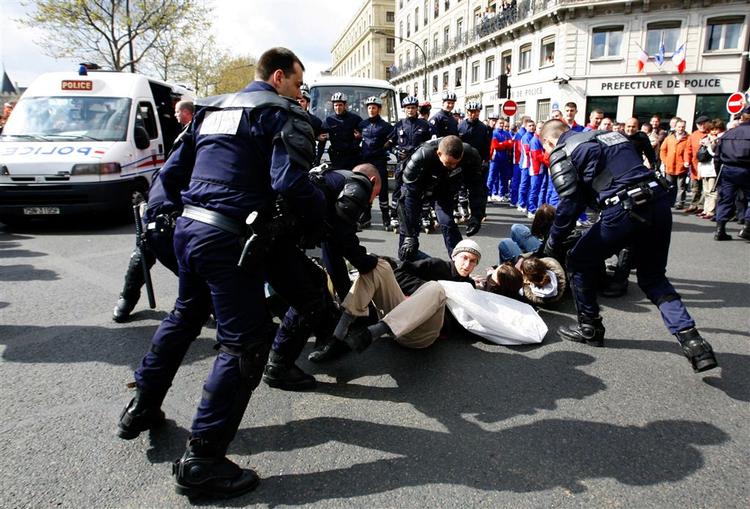 En demonstrant på jorden i Paris efter et angreb på OL-fakkeltoget i Frankrig i går. 