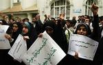 Flere lande har protesteret over filmen. Her er det iranere i Teheran lørdag. 