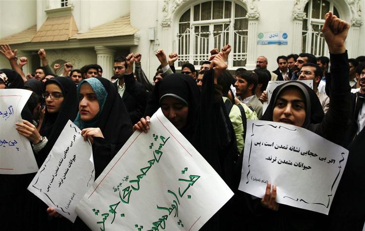 Flere lande har protesteret over filmen. Her er det iranere i Teheran lørdag. 