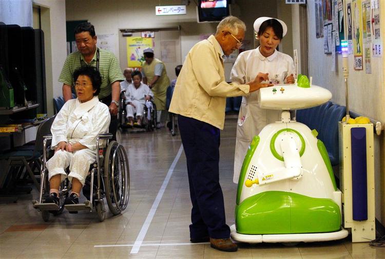En sygeplejerske på et hospital i Aizu Wakamatsu i Japan får hjælp fra en robot (arkivfoto). 
