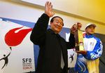 Jiang Xiaoyu, vicepræsident for Beijings Olympiske planlægningskomité, vinker og viser flamme til pressen efter ildens ankomst til San Francisco Internationale lufthavn. 