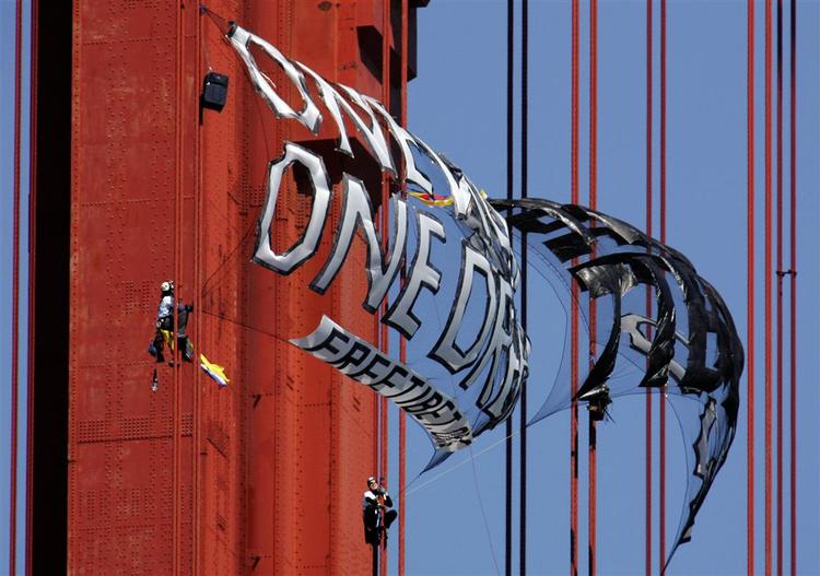 Den olympiske fakkel er på vej til Kina. I dag kom den til San Francisco, hvor demonstranter i går klatrede op i Golden Gate for at demonstrere. 