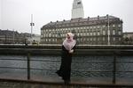 Asmaa Abdol-Hamid og andre muslimske kvinder må gerne stige op på Folketingets talerstol iført tørklæde. 