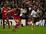 Steven Gerrard satte straffesparket helt oppe i  trekanten. 