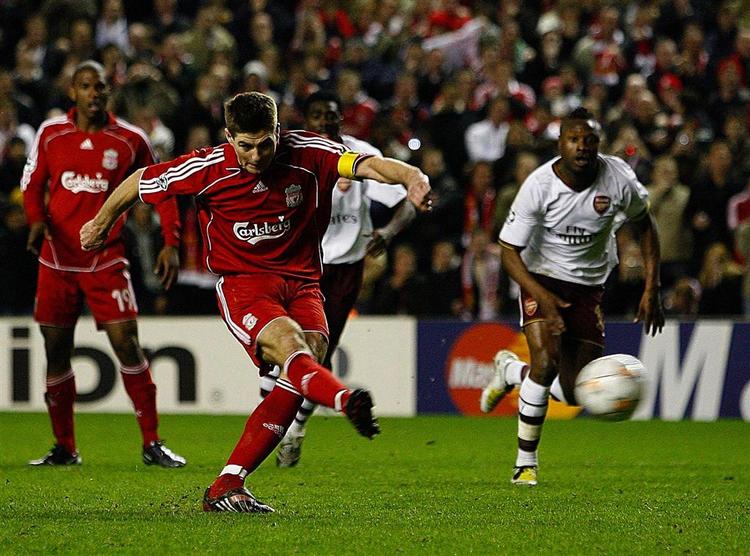 Steven Gerrard satte straffesparket helt oppe i  trekanten. 