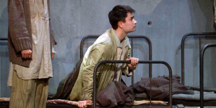 Tenoren Eric Stoklossa er blandt adskillige fremragende stemmer i Patrice Chéreaus naturalistiske, ja filmisk uhyggelige iscenesættelse af Janaceks sidste opera. Foto: Fra dvd'en 