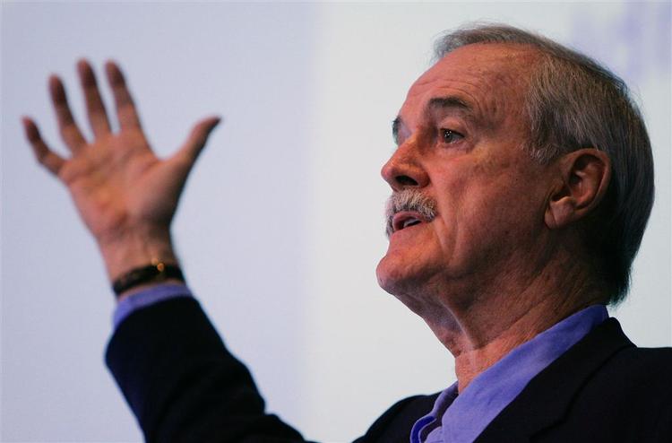 John Cleese har tænkt sig at arbejde aktivt for Barack Obama, fordi han synes, han er »en brilliant mand«. 