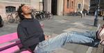 Den lyserøde bænk på Frue Plads matcher på skønneste vis en glad forårsdag i solen. FOTO: KRISTINE B. BRUUN 