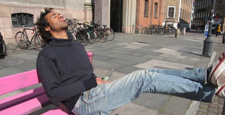 Den lyserøde bænk på Frue Plads matcher på skønneste vis en glad forårsdag i solen. FOTO: KRISTINE B. BRUUN 