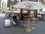 Bottega Universet er navnet på den lille spisekiosk på Christianshavns Torv. Til maj stilles borde og stole op, så man kan sidde i solen og spise og drikke. 