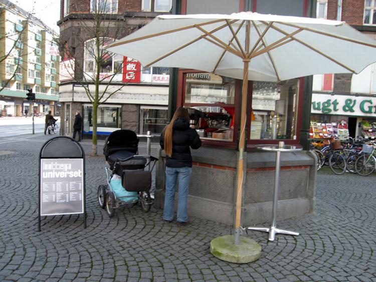 Bottega Universet er navnet på den lille spisekiosk på Christianshavns Torv. Til maj stilles borde og stole op, så man kan sidde i solen og spise og drikke. 