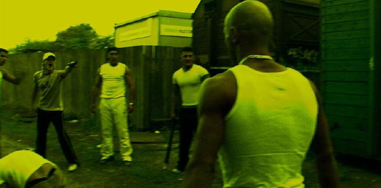 Kaywan Mohsens Eye For Eye er for amatøragtig til at kunne bære en distribution til 75 biografer, mener Politikens Kim Skotte. Men indtil videre ligger filmen nummer tre på biolisten.  Foto fra filmen 