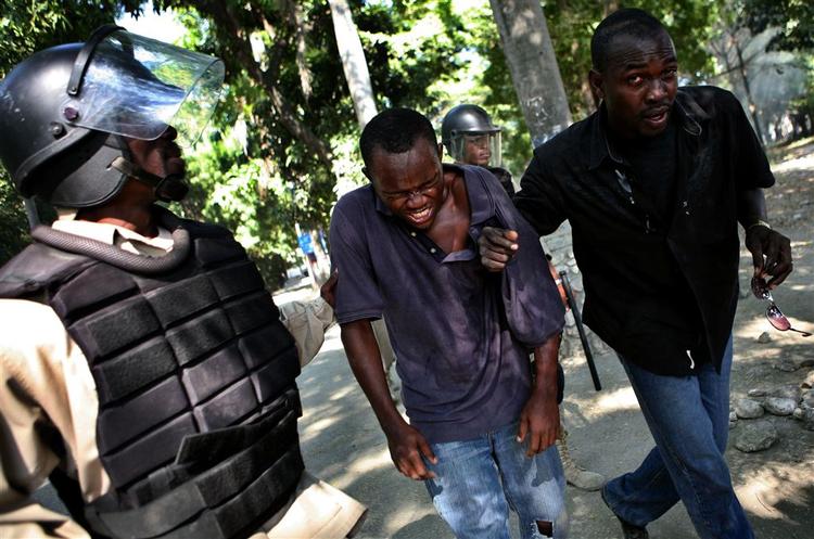 De seneste måneder har der været voldelige optøjer i flere ulande på grund af stigende fødevarepriser - som her på Haiti. 