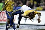 Chris Katongo fejrede sin scoring til 1-0 på fornem vis. 