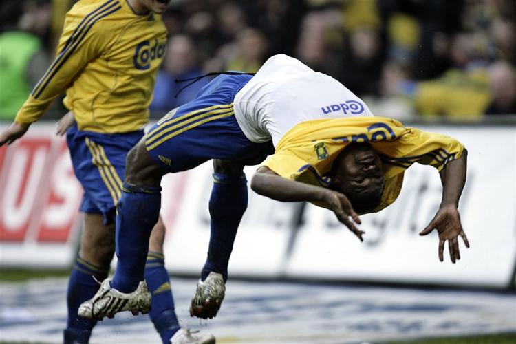 Chris Katongo fejrede sin scoring til 1-0 på fornem vis. 