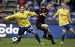 Brøndbys Mike Jensen og FC Midtjyllands Dennis Flinta i duel i onsdagens pokal-semifinale mellem Brøndby og FC Midtjylland på Brøndby Stadion. 