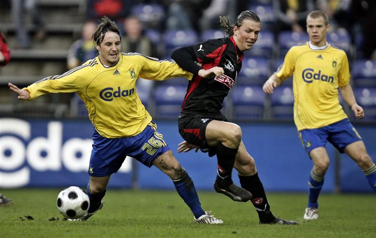 Brøndbys Mike Jensen og FC Midtjyllands Dennis Flinta i duel i onsdagens pokal-semifinale mellem Brøndby og FC Midtjylland på Brøndby Stadion. 