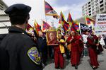 Allerede i går begyndte de første protester i San Francisco. Her foran det kinesiske konsulat. 