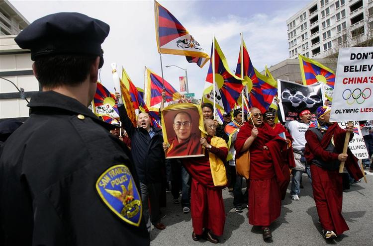 Allerede i går begyndte de første protester i San Francisco. Her foran det kinesiske konsulat. 