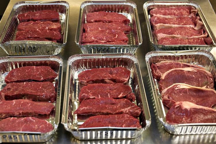 24 engelske bøffer. Fra venstre er det øverst oksefilet standard fra Kvickly, Frederiksberg, oksefilet Ludvig fra Føtex, Husum, oksefilet standard fra slagtermester Lund, Frederiksberg, nederst til venstre oksefilet Kildegården, SuperBest, Frederiksberg, oksefilet Premium, Super Brugsen, Frederikssundsvej, Brønshøj og oksefilet vacuumpak fra Netto i Husum. 