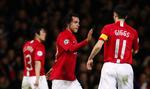 Ryan Giggs lykønsker Carlos Tevez efter argentinerens flotte hovedstødsmål. 