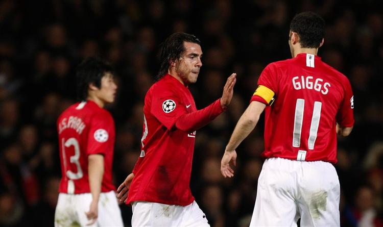Ryan Giggs lykønsker Carlos Tevez efter argentinerens flotte hovedstødsmål. 