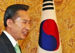 Sydkoreas præsident, Lee Myung-bak, har halet sin første valgsejr i embedet i land. 