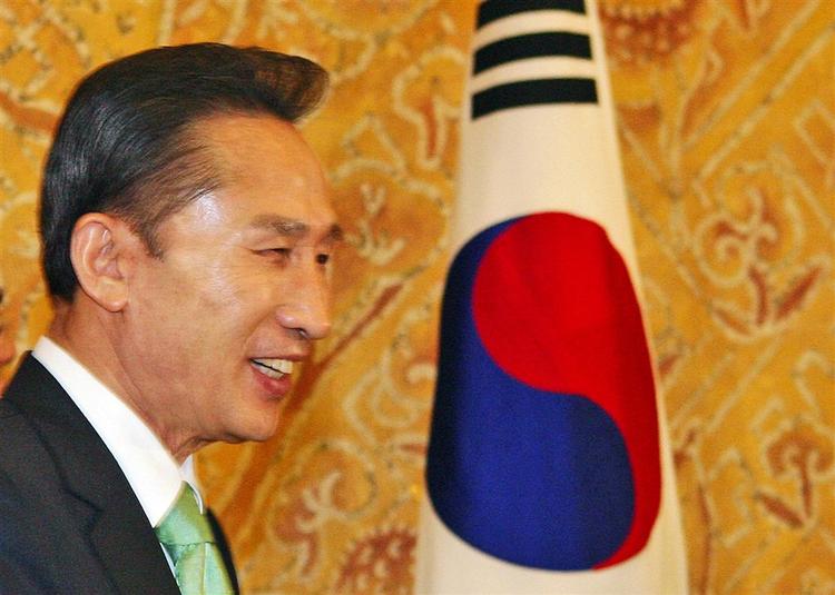Sydkoreas præsident, Lee Myung-bak, har halet sin første valgsejr i embedet i land. 