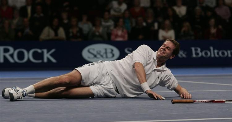 Veteranen Stefan Edberg under en opvisningskamp. 