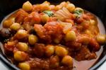 Kikærter kogt i tomatsovs - helt uden kød. 