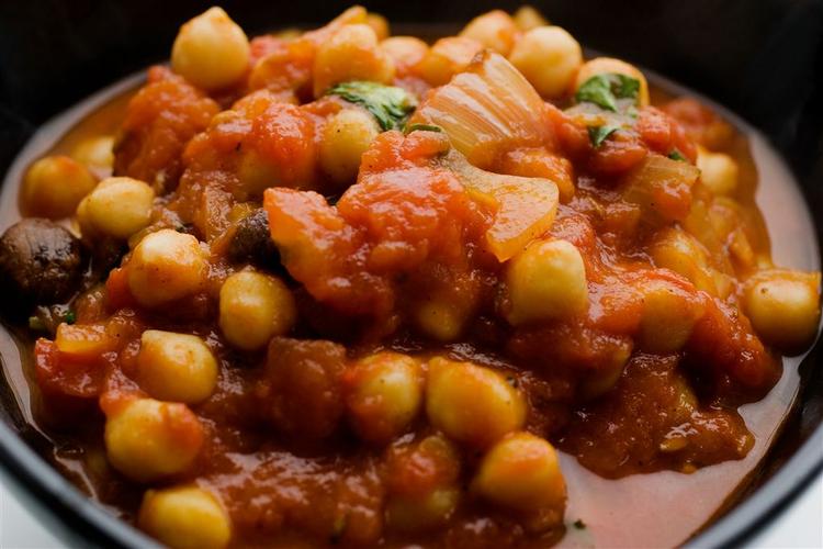 Kikærter kogt i tomatsovs - helt uden kød. 