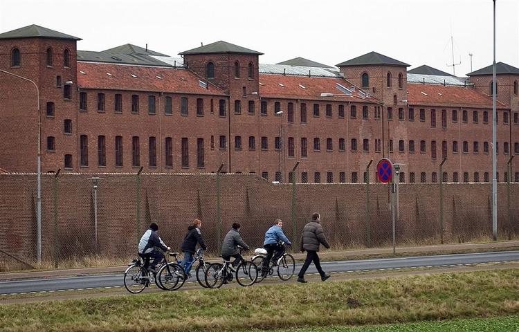 Fire fængselsbetjente blev syge efter at have delt en kage med nogle indsatte. Nu viser en kemisk analyse, at der ikke var puttet noget unormalt i kagen. 