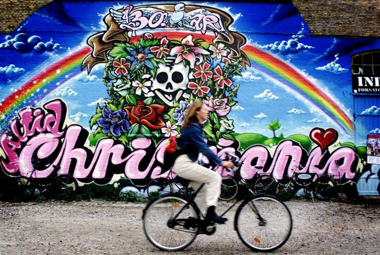 Når solen skinner og blomsterne springer ud, er det tid til en cykeltur på Christiania. Stop for eksempel ved Stadens Museum for Kunst, skaterampen eller det ottekantede hus, hvor Helge byder på meditativ jordhealing. 