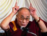 »Jeg er bare et menneske, ikke en dæmon«, siger Dalai Lama. 