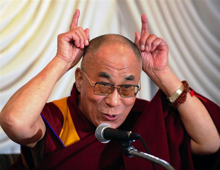 »Jeg er bare et menneske, ikke en dæmon«, siger Dalai Lama. 