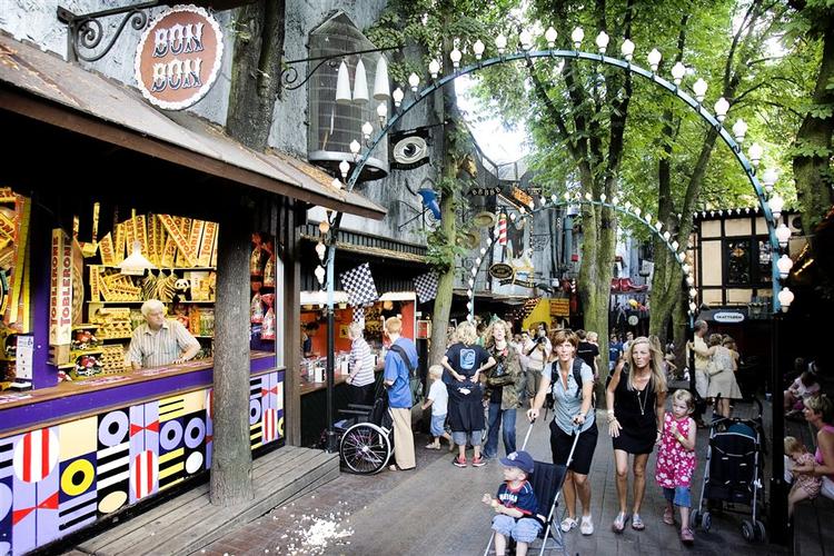 Tivoli åbner for 165. gang til forlystelserne. iBYEN guider til 27 ting, du sikkert ikke vidste om den gamle have. 