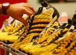 Adidas beskylder blandt andet Hennes &amp; Maurits for at kopiere stribesuccessen. 