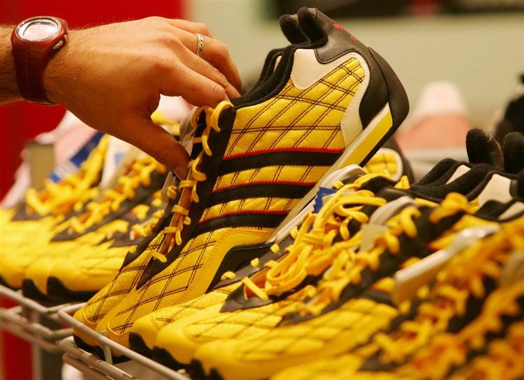 Adidas beskylder blandt andet Hennes &amp; Maurits for at kopiere stribesuccessen. 