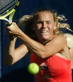 Den danske tennisspiller Carolina Wozniacki vred om på anklen i onsdagens kamp mod ukraineren Alona Bondarenko i en WTA-turnering i Florida. 
