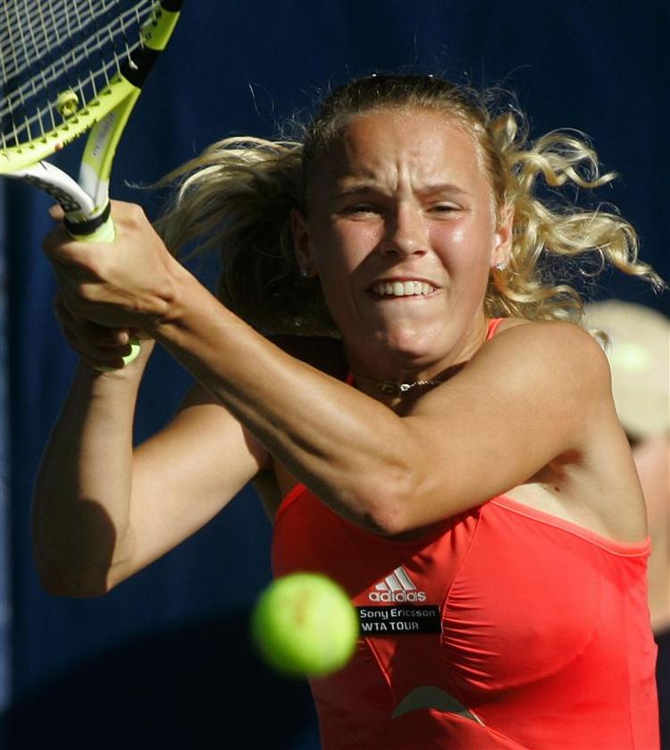 Den danske tennisspiller Carolina Wozniacki vred om på anklen i onsdagens kamp mod ukraineren Alona Bondarenko i en WTA-turnering i Florida. 