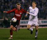 Leverkusens Jan-Ingwe Callsen-Bracker  (tv.) jagter bolden sammen med Zenits Pavel Pogrebnyak. 