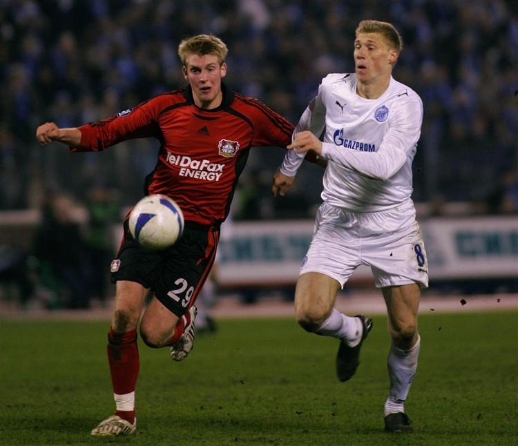 Leverkusens Jan-Ingwe Callsen-Bracker  (tv.) jagter bolden sammen med Zenits Pavel Pogrebnyak. 