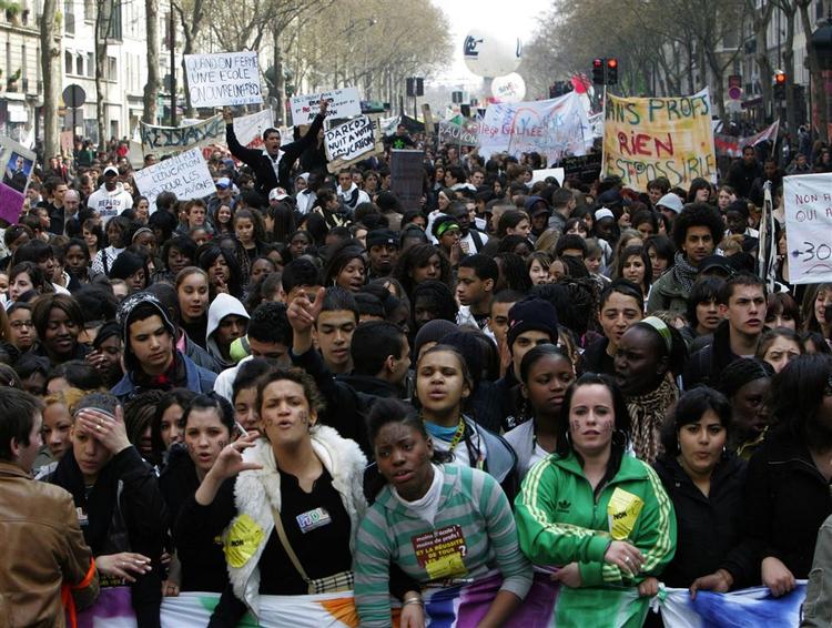 Politiet mener, at omkring 19.000 deltog i dagens demonstration i Paris. De unge mener, at de var flere end 30.000. 