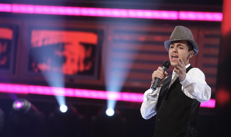 Basim blev reddet af Thomas Blachman i sidste uge, da den skaldede dommer sendte VocaLoca ud i mørket. Men i aften er der ingen hjælpende Blachman-hånd. 