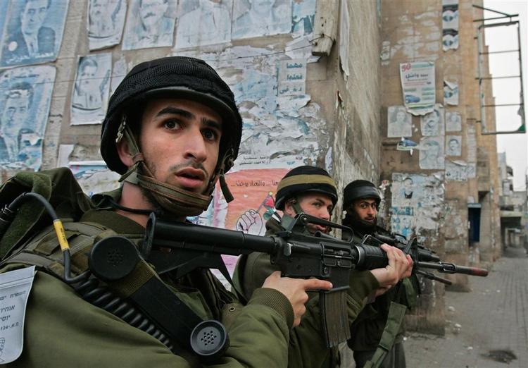 Israelske soldater må smide uniform og våben, hvis de vil have deres billede på Facebook. Arkivfoto. 