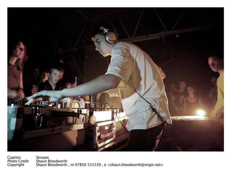 Oliver Jones - aka Skream - i gang med et sonisk basbombardement. Foto: Shaun Bloodworth 