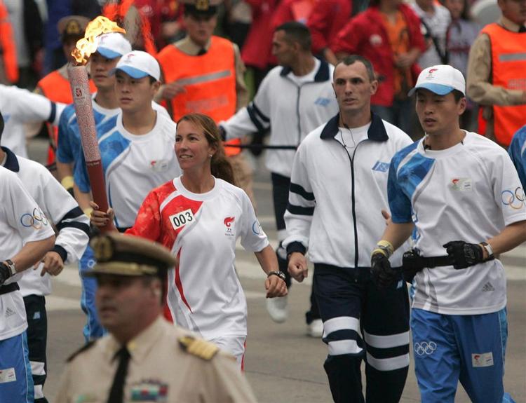 Magdalena Aicega fra Argentinas hockeyhold var en af de 80 løbere, som førte den olympiske fakkel gennem den 13 kilometer lange rute i Buenos Aires. 