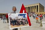 En tyrkisk demonstrant ved landsfaderen Mustafa Kemal Ataturks mausoleum. 