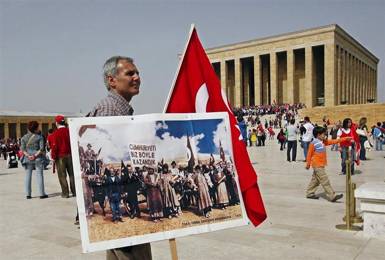 En tyrkisk demonstrant ved landsfaderen Mustafa Kemal Ataturks mausoleum. 