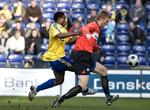 Chris Katonga, som blev matchvinder for Brøndby, i nærkamp med Esbjergs Kristian Onstad. 